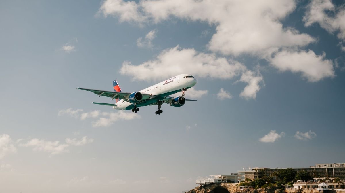 Plane coming in low over the sea to land in Sint Maarten